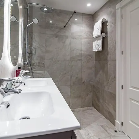 Stunning With Sea Views *